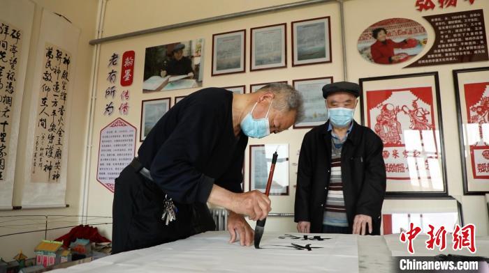 走進老年日間照料中心，85歲的田過榮正和幾位老友，一起練習(xí)書法?！∠蛏?攝